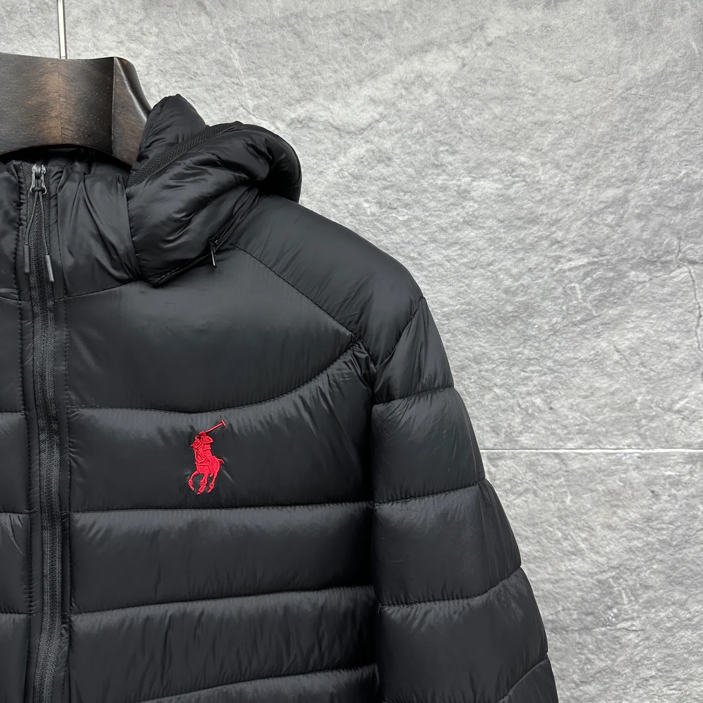 P430 Ralph Lauren 2025 new embroidered logo couple's cotton jacket (removable hood) 🍃High version top quality🍃 💯Using polyester fiber composite custom fabric, excellent breathability, original custom hardware molding, original custom lining all inside, non-pilling, wear-resistant, comfortable and soft, highly wrinkle-resistant, a couple's cotton jacket, original main wheat washed tag packaging👍 Size: M-3XL Color: black
